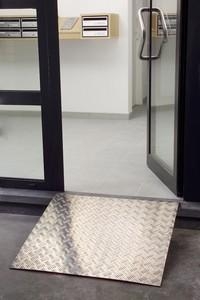 Grande rampe d’accès au trottoir en acier galvanisé